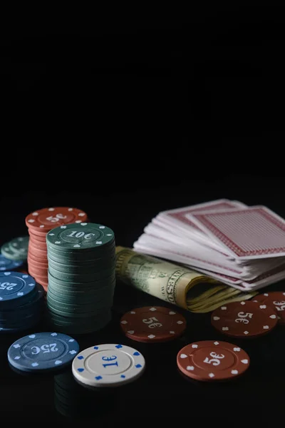 暗い背景にポーカーチップ トランプやダイス — ストック写真