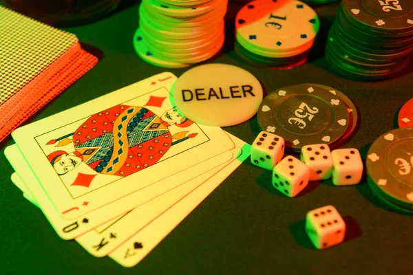 Poker Chips Speelkaarten Dobbelstenen Donkere Achtergrond — Stockfoto