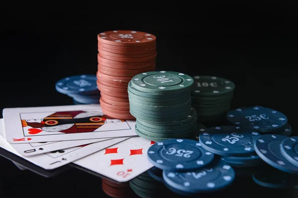 Poker Çipleri Oyun Kartları Koyu Arkaplanda — Stok fotoğraf