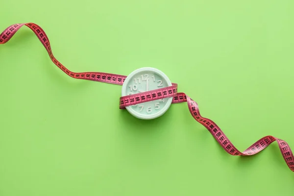 Measuring Tape Wrapped Alarm Clock Green Background Top View — Stock Photo, Image