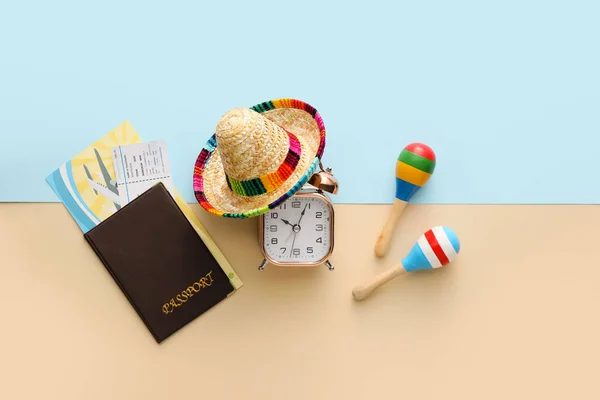 Koncepcja Podróży Paszport Bilety Alarm Meksykańskie Marakasy Sombrero Kolorowym Tle — Zdjęcie stockowe