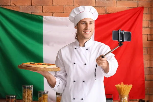 Italský Kuchař Lahodnou Pizzu Přičemž Selfie Kuchyni — Stock fotografie