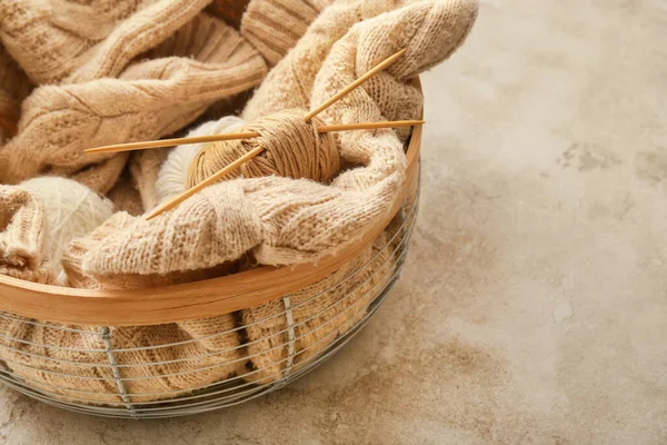 Basket Yarn Knitting Needles Table Closeup — Stock Photo, Image