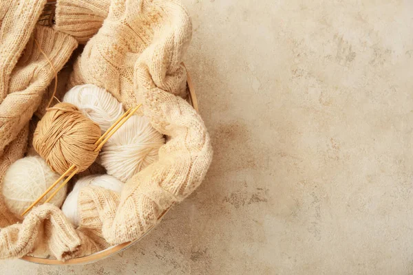 Basket Yarn Knitting Needles Table — Stock Photo, Image