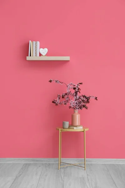 Book Shelf Blossoming Branches Table Color Wall — Stock Photo, Image