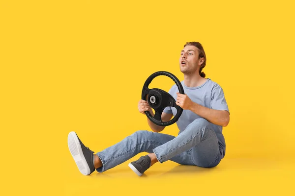 Junger Mann Mit Lenkrad Auf Farbigem Hintergrund — Stockfoto