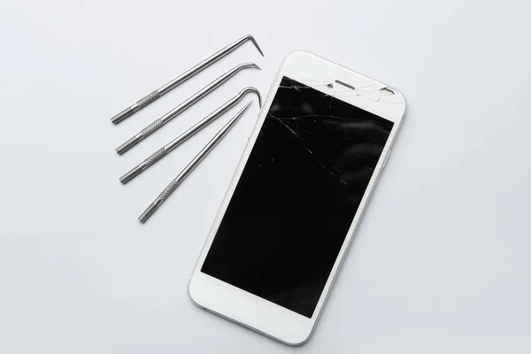 Mobile Phone Broken Screen Technician Tools Light Background — Stock Photo, Image