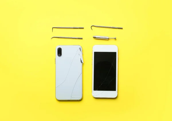 Zepsute Telefony Komórkowe Narzędzia Techniczne Żółtym Tle — Zdjęcie stockowe