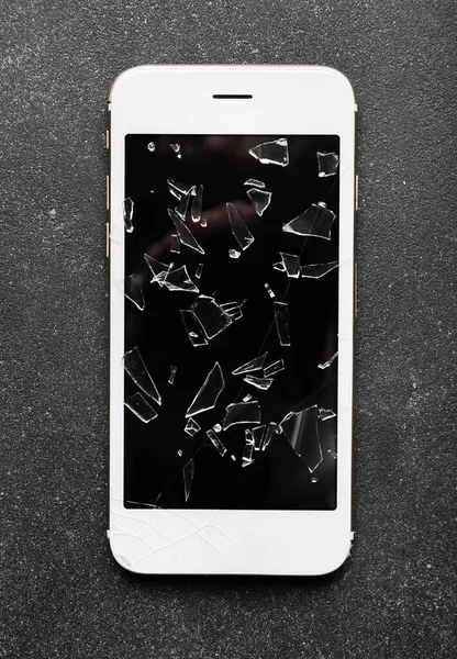 Telefon Komórkowy Zepsutym Ekranem Kawałkami Rozbitego Szkła Ciemnym Tle — Zdjęcie stockowe