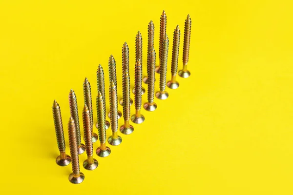 Line Wood Screws Yellow Background — Stock Photo, Image