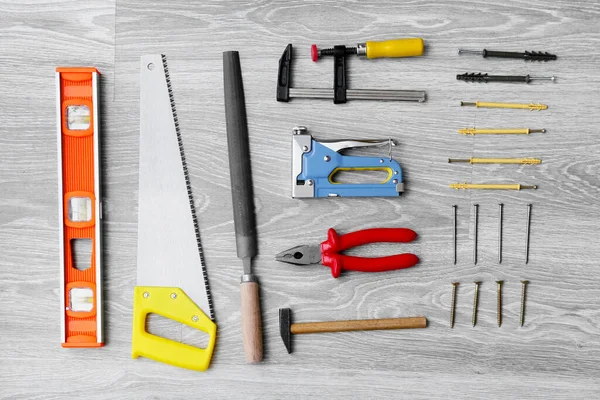 Gri ahşap arka planda mobilya montajı için araçlar