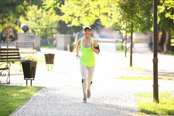 Açık Havada Çalışan Sportif Olgun Kadın — Stok fotoğraf