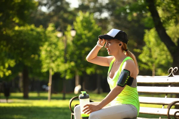Sporty Mature Woman Bottle Water Sitting Bench Park — Stock Photo, Image
