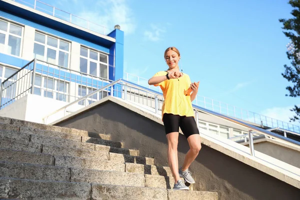 Mulher Madura Desportiva Com Rastreador Fitness Livre — Fotografia de Stock