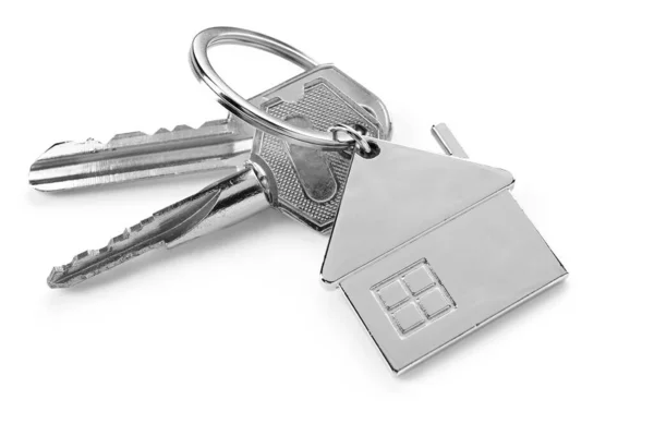 白色背景上带有房屋形状钥匙链的钥匙 — 图库照片