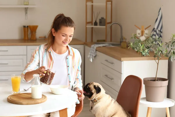 Tatlı Köpekli Genç Bir Kadın Mutfakta Kahvaltı Yapıyor — Stok fotoğraf