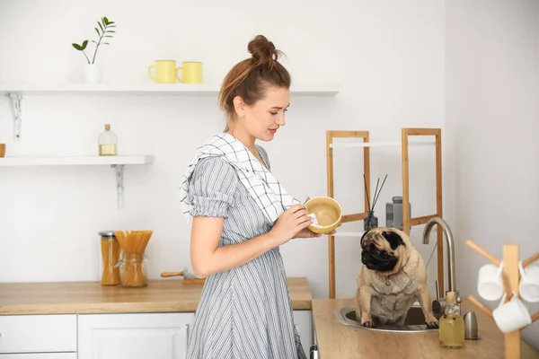 Giovane Donna Asciugatura Tazza Dopo Lavaggio Carino Cane Carlino Cucina — Foto Stock