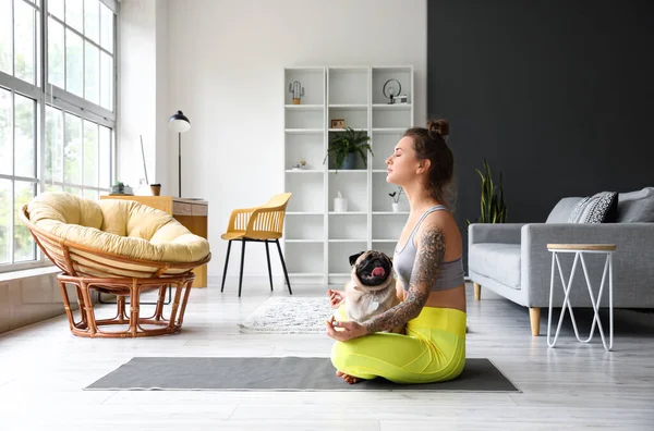 Jeune Femme Avec Chien Chiot Mignon Méditant Maison — Photo