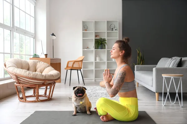 Jeune Femme Avec Chien Chiot Mignon Méditant Maison — Photo