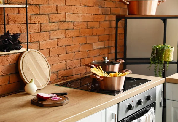 Koper Kookpotten Met Rauwe Spaghetti Fornuis Moderne Keuken — Stockfoto