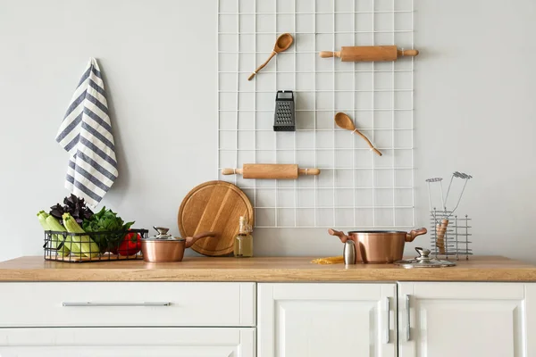 Intérieur Cuisine Moderne Avec Ustensiles Cuisine Légumes — Photo