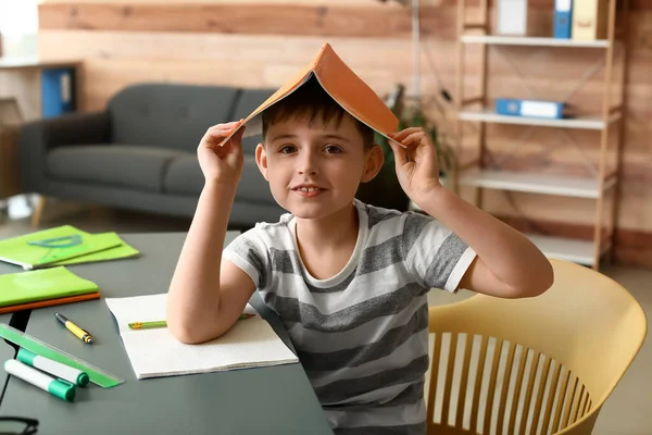 Kleiner Junge Macht Hausaufgaben Zimmer — Stockfoto