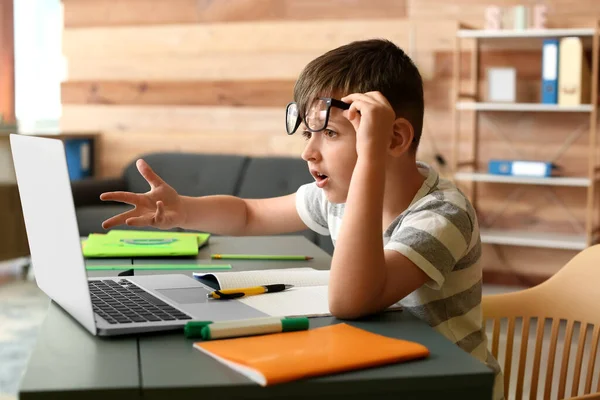 Geschokt Kleine Jongen Doet Lessen Online Thuis — Stockfoto