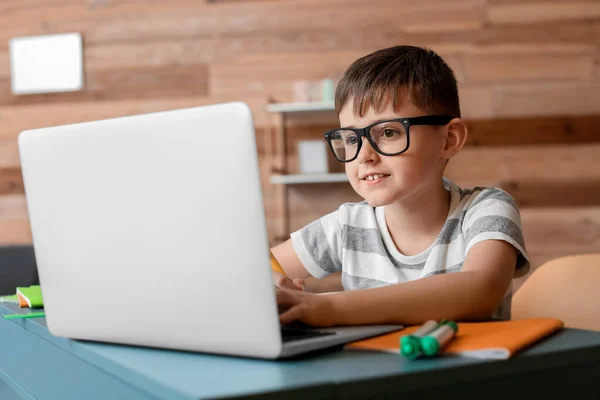 Mały Chłopiec Robi Lekcje Online Domu — Zdjęcie stockowe