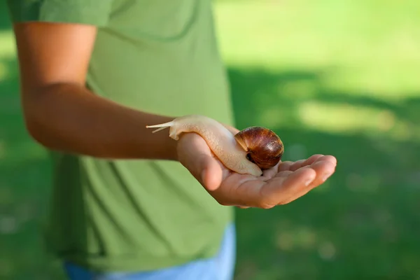 Ragazzino Con Lumaca Nel Parco — Foto Stock