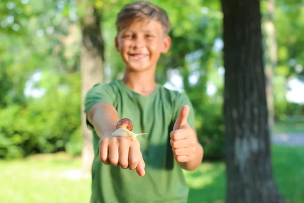 Niño Feliz Con Caracol Aire Libre — Foto de Stock