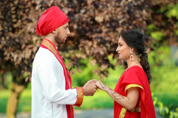 Hermosa Pareja Boda India Día Verano —  Fotos de Stock