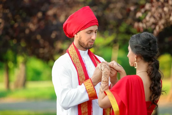 Krásný Indický Svatební Pár Letní Den — Stock fotografie
