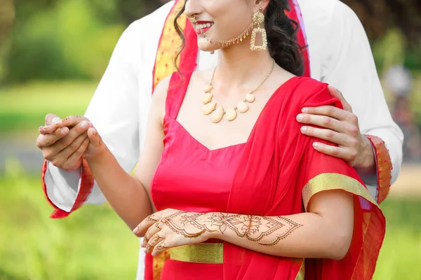 Mooie Indiase Bruiloft Paar Buiten — Stockfoto