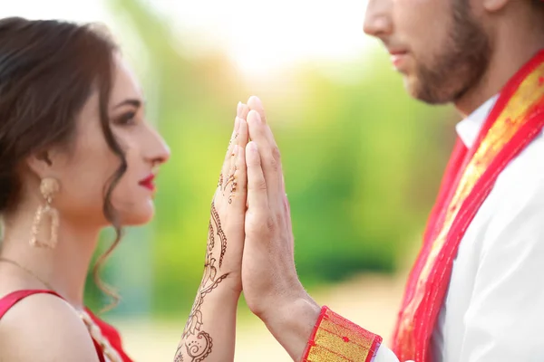 Beautiful Indian Wedding Couple Outdoors — Stock Photo, Image