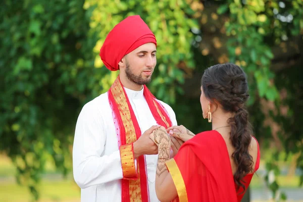 Hermosa Pareja Boda India Día Verano —  Fotos de Stock