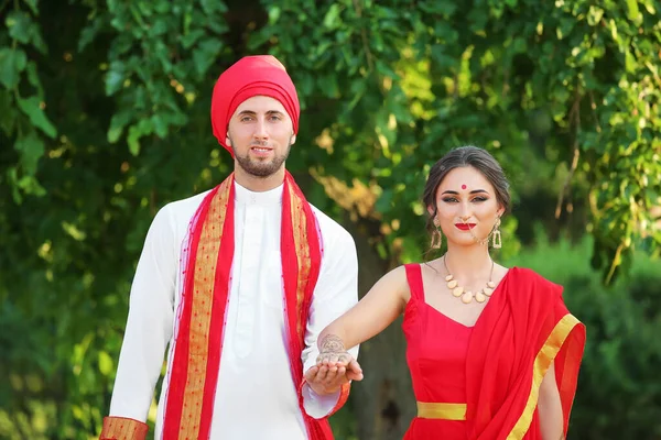 Beautiful Indian Wedding Couple Summer Day — Stock Photo, Image