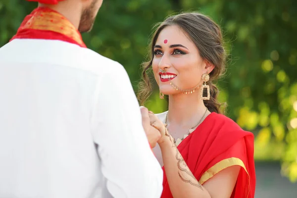Beautiful Indian Wedding Couple Summer Day — Stock Photo, Image