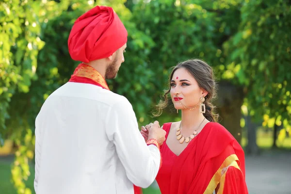 Hermosa Pareja Boda India Día Verano —  Fotos de Stock