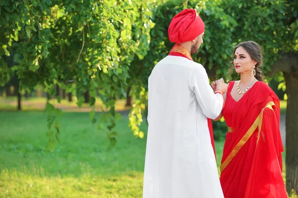 Красивая Индийская Свадебная Пара Летний День — стоковое фото