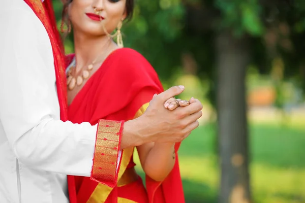 Beautiful Indian Wedding Couple Summer Day — Stock Photo, Image