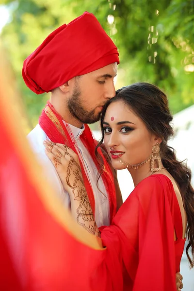 Mooie Indiase Bruiloft Paar Zomerdag — Stockfoto