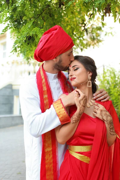 Krásný Indický Svatební Pár Letní Den — Stock fotografie
