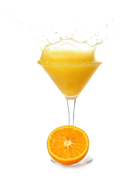 Sklenice Chutné Pomerančové Margarity Cákancemi Bílém Pozadí — Stock fotografie