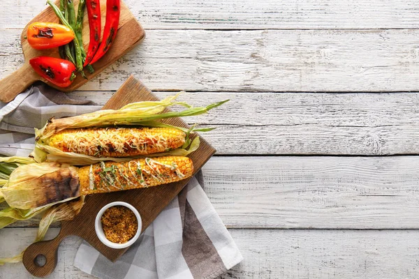 Board Delicious Elote Mexican Street Corn Grilled Vegetables White Wooden — Stock Photo, Image