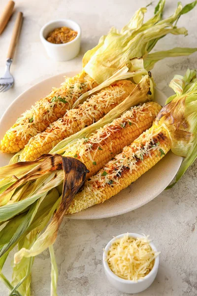 Plate Delicious Elote Mexican Street Corn Light Background — Stock Photo, Image