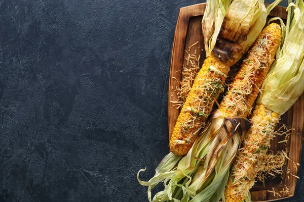 Wooden Board Delicious Elote Mexican Street Corn Black Background — Stock Photo, Image