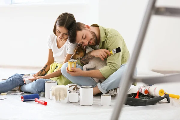 Jovem Casal Com Cão Bonito Descansando Durante Reparo Sua Nova — Fotografia de Stock