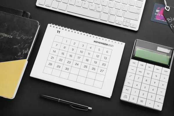 Strona Kalendarza Listopada 2022 Roku Klawiatura Komputerowa Notatnik Kalkulator Ciemnym — Zdjęcie stockowe