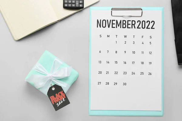 2022年11月のカレンダーページとグレーの背景に贈り物 ブラック フライデー — ストック写真