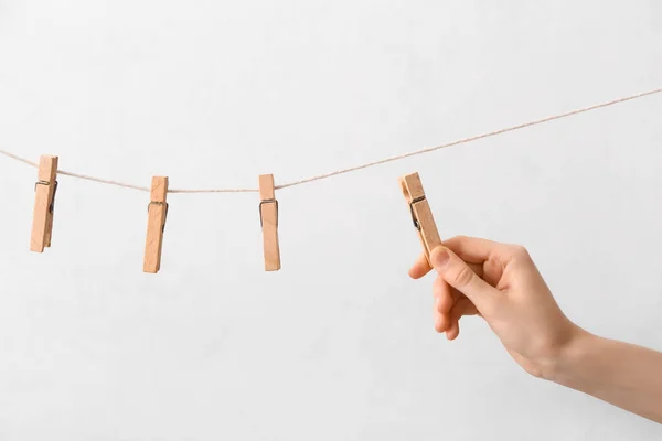 Mulher Pendurado Clothespins Fundo Luz — Fotografia de Stock